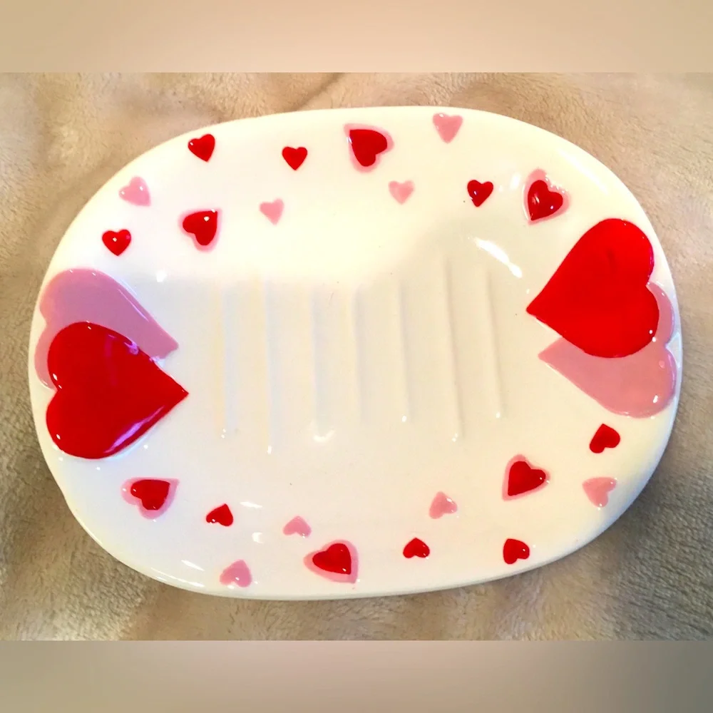 *3/$20* BEAUTIFUL HEART SOAP DISH & HEART SHAPED SOAP IN PINK. SOAP IS 1 OZ.